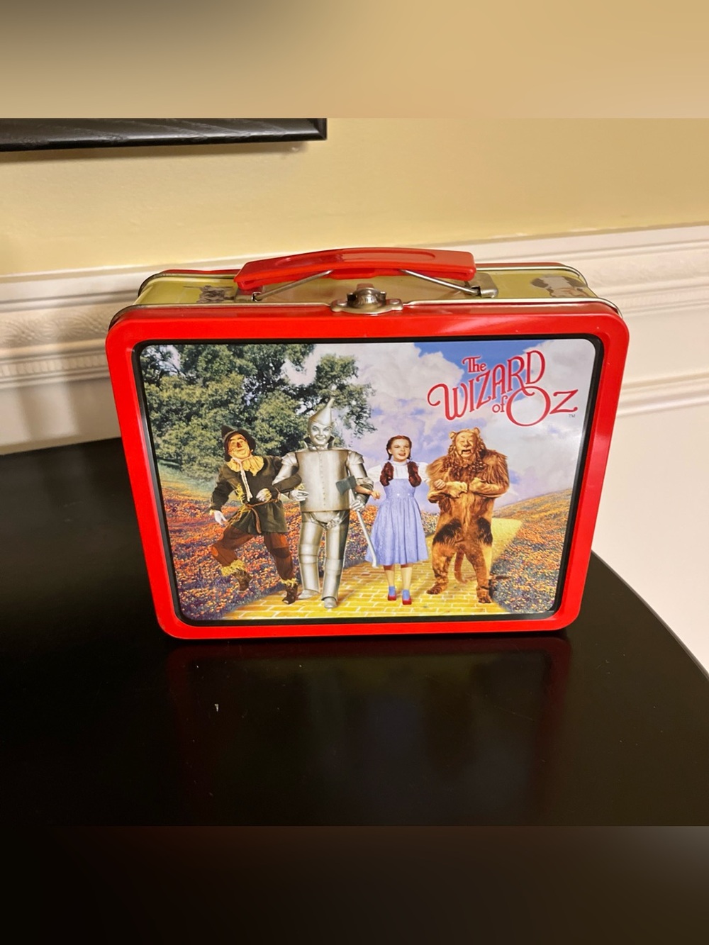Vtg 98 New Wizard of Oz tin lunch box with RARE original candy inside-see desc